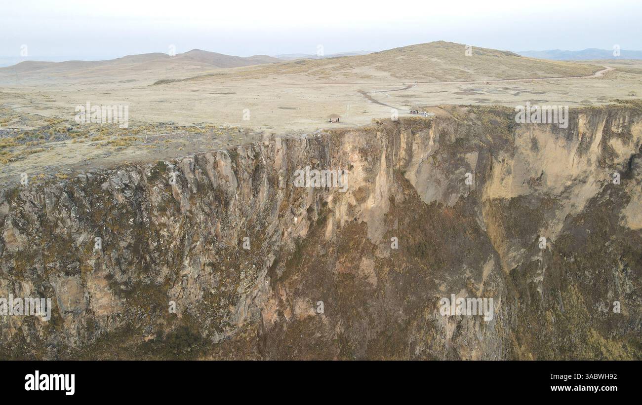 Impresionante vista del Abismo de Puncupata en Ayacucho, Perú, conocido como la 'Puerta Celestial' por su profundidad y vistas panorámicas. Stock Photo