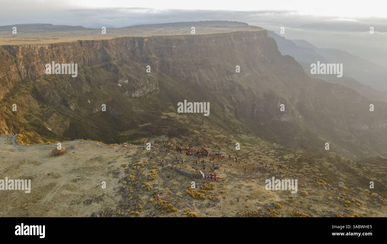 Impresionante vista del Abismo de Puncupata en Ayacucho, Perú, conocido como la 'Puerta Celestial' por su profundidad y vistas panorámicas. Stock Photo