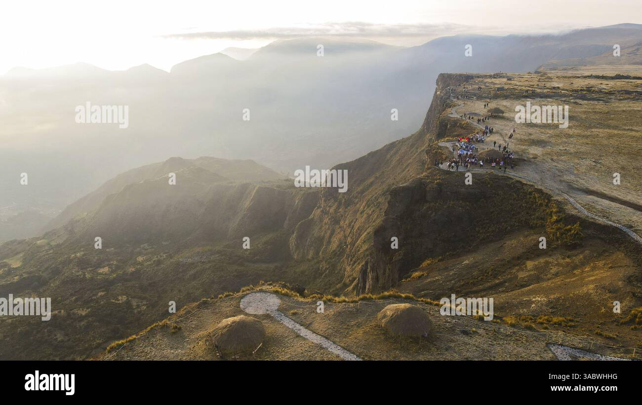 Impresionante vista del Abismo de Puncupata en Ayacucho, Perú, conocido como la 'Puerta Celestial' por su profundidad y vistas panorámicas. Stock Photo