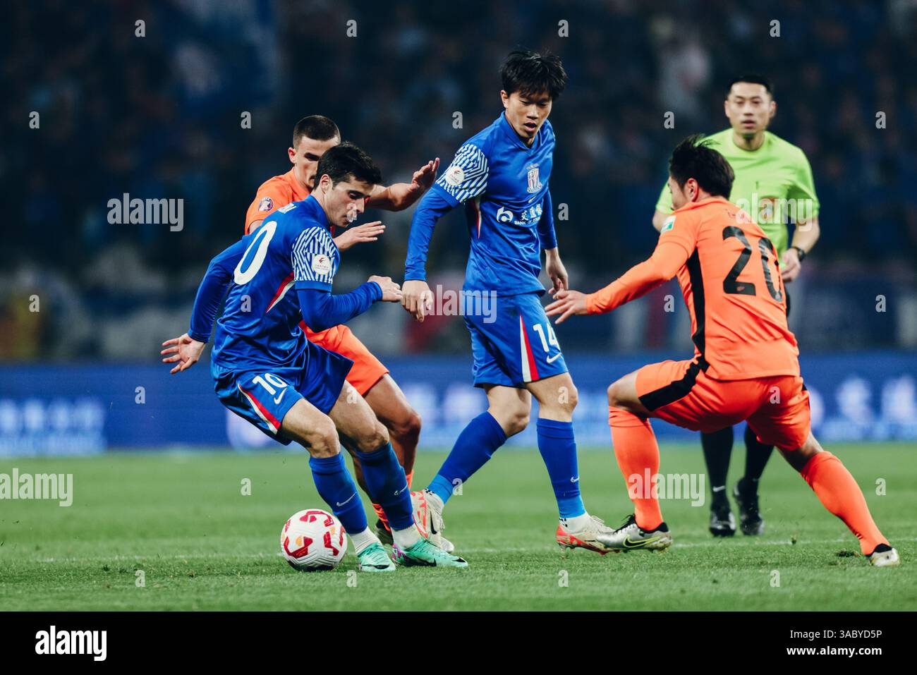 Shanghai Shenhua Football Club defeated Yunnan Yukun Football Club with ...