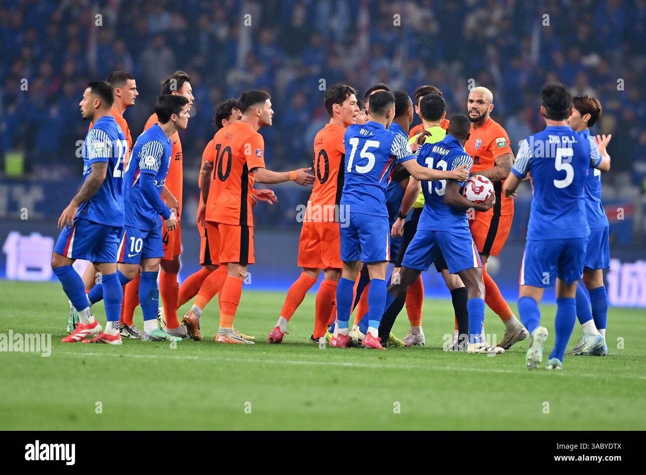 Shanghai Shenhua Football Club defeated Yunnan Yukun Football Club with ...