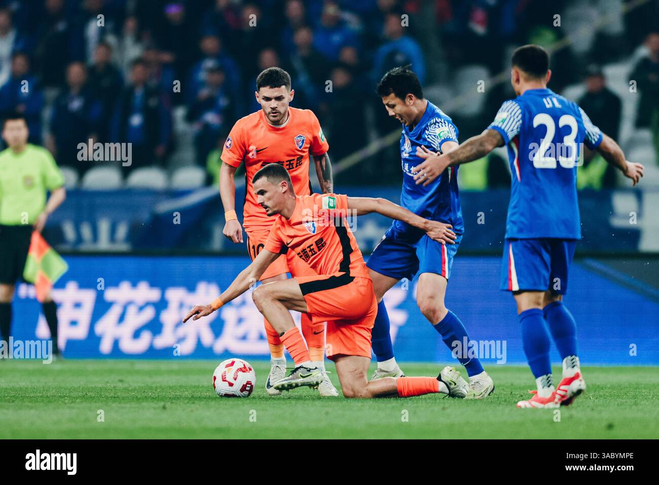 Shanghai Shenhua Football Club defeated Yunnan Yukun Football Club with ...