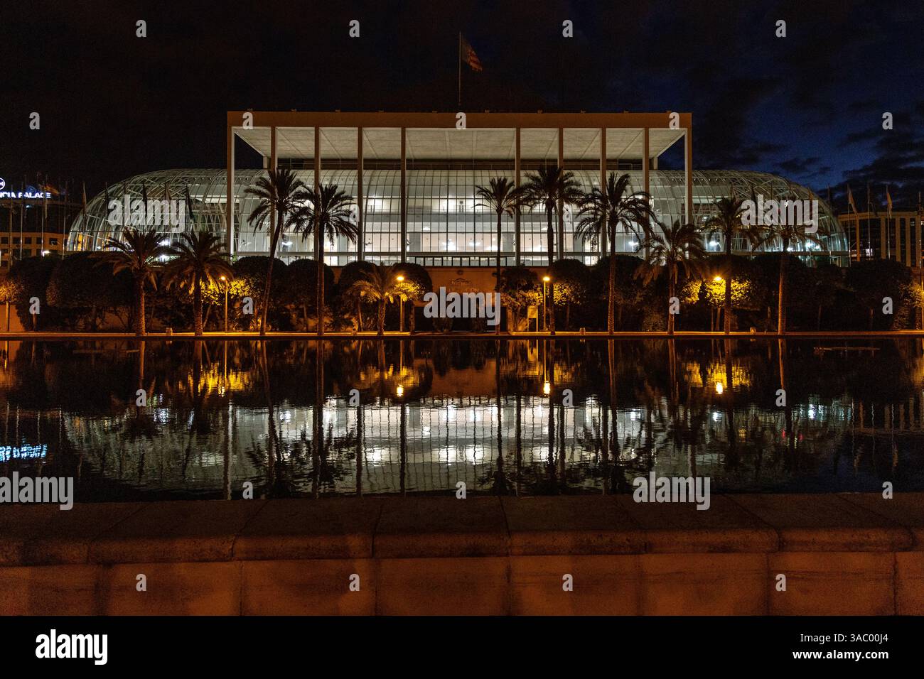 Night exterior palau de hi res stock photography and images Alamy