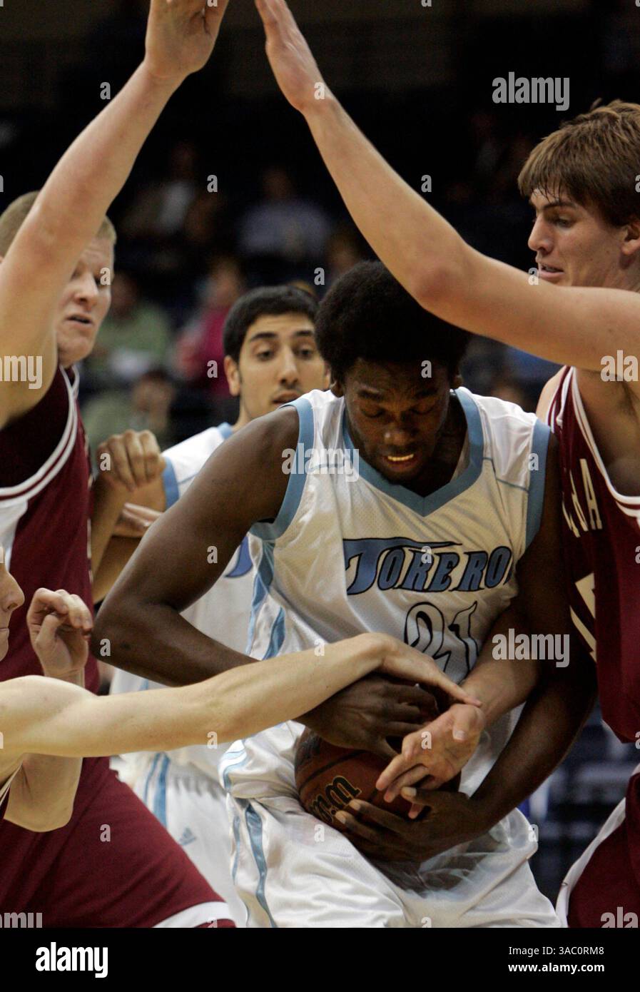 (PUBLISHED 1/17/2006, D-3) USD's Gyno Pomare tries to hold on to the ball as he bursts through Santa Clara defenders in the lst half.  Earnie Grafton/UT Stock Photo