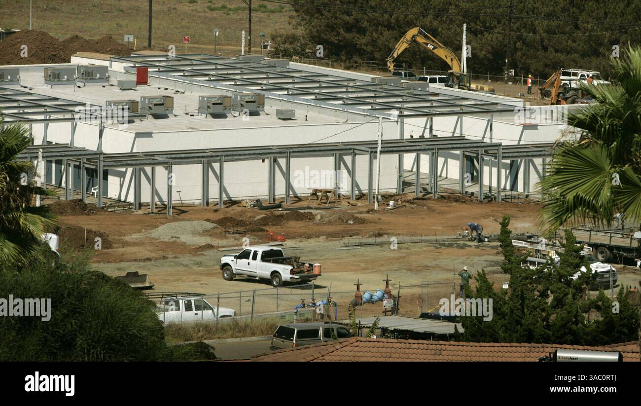 (Published 8/17/2005, NI-2)  Workers wrapped up for the day during construction at Bernardo Elementary School in Escondido on August 9, 2005. Stock Photo