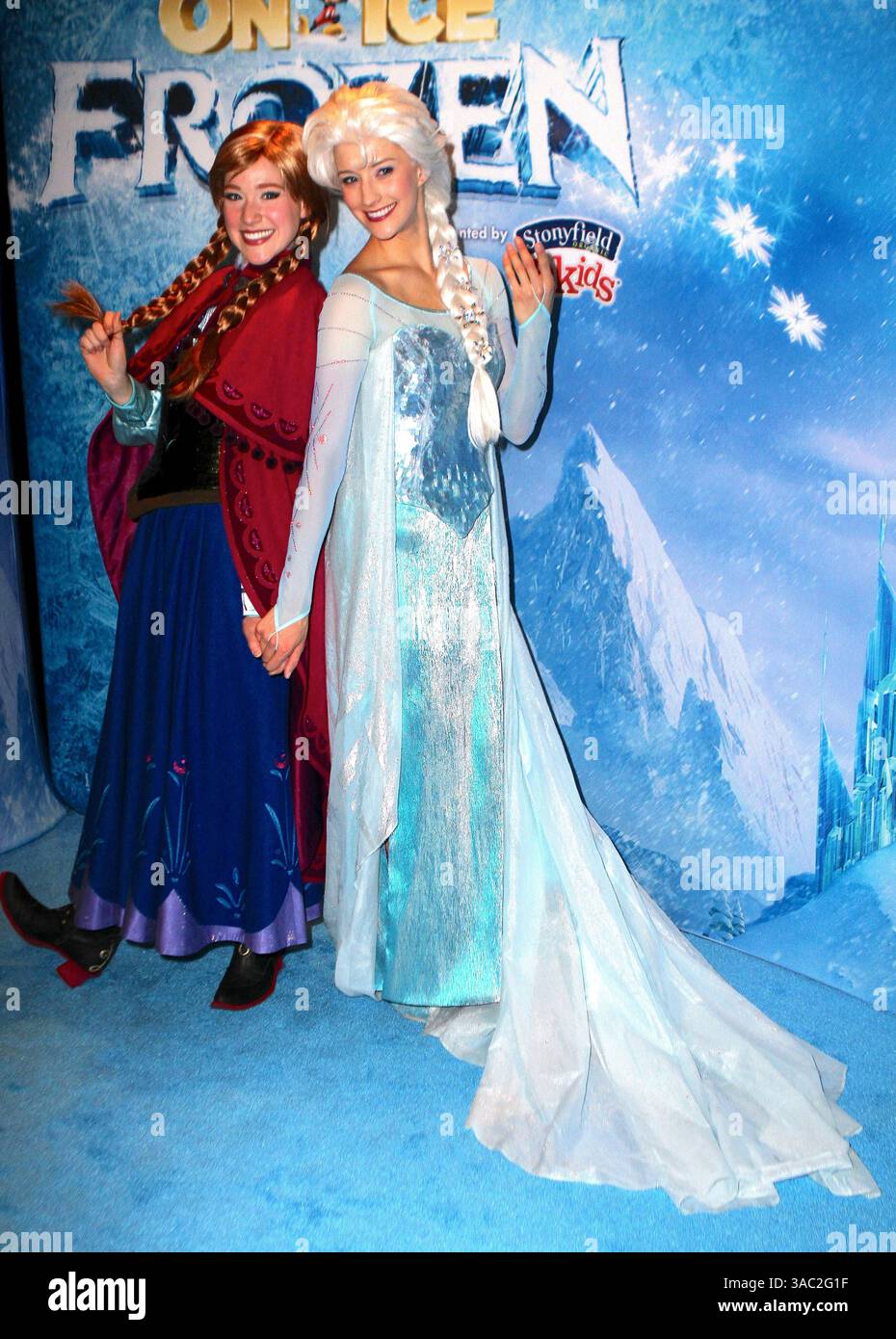 Frozen elsa and anna hi-res stock photography and images - Alamy