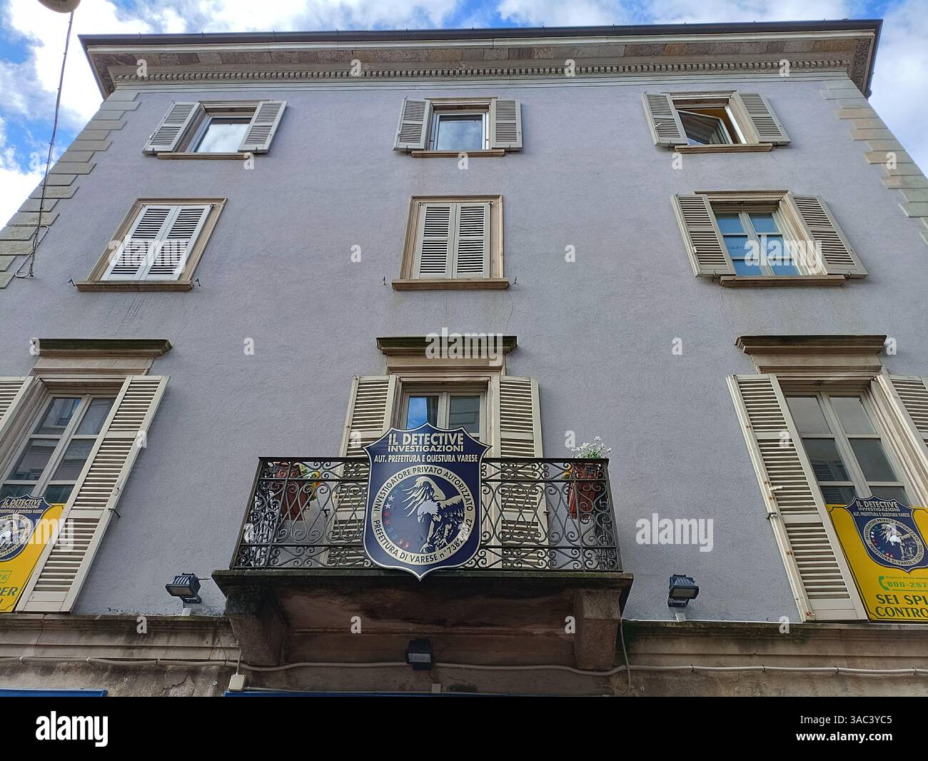 Italie Varese : immeuble avec un panneau de detective privé Stock Photo
