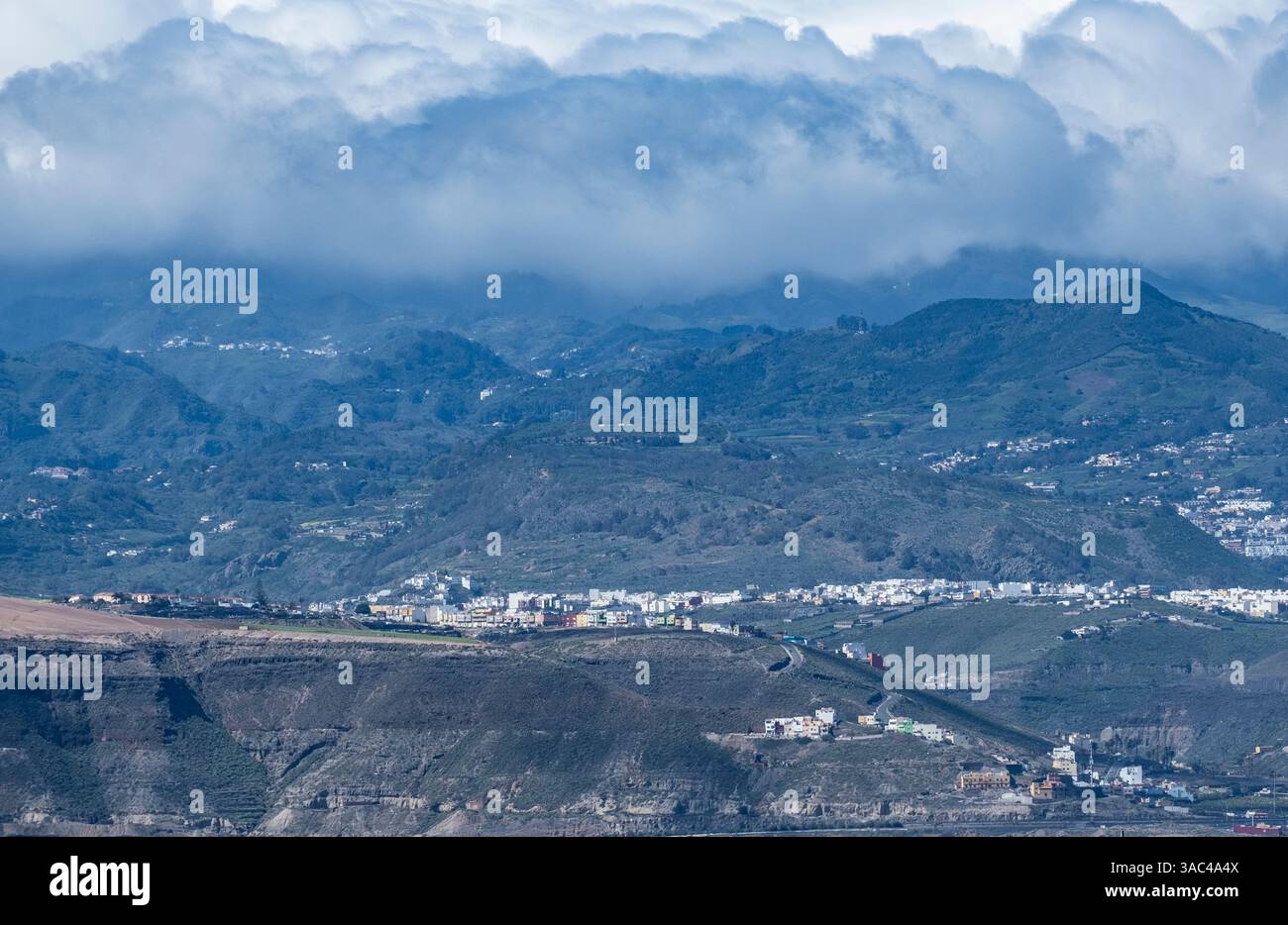 Gran Canaria, Canary Islands, Spain, 3rd April 2025. Ominous storm clouds over the mountains of Gran Canaria as storm Nuria sweeps across the Canary Islands with stron winds uprooting trees and affecting some flights on Gran Canaria.  Credit: Alan Dawson/Alamy Live News. Stock Photo