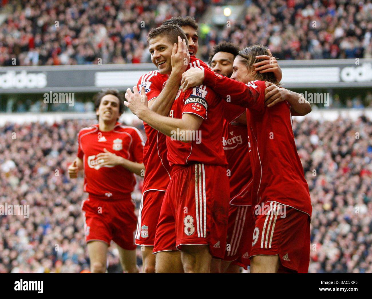 Steven gerrard of liverpool hi-res stock photography and