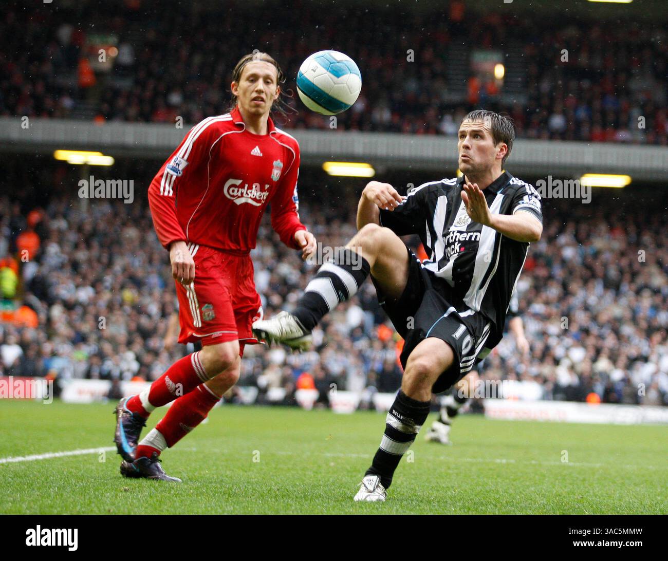 Mar 08, 2008 - Liverpool, England, United Kingdom - MICHAEL OWEN of Newcastle United gets in space in front of LUCAS of Liverpool during the Barclays Premiership match between Liverpool and Newcastle at Anfield, in Liverpool, England. (Credit Image: © Simon Bellis/Cal Sport Media/ZUMA Press) Stock Photo