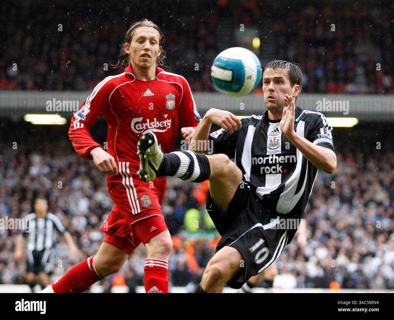 Mar 08, 2008 - Liverpool, England, United Kingdom - MICHAEL OWEN of Newcastle United gets in space in front of LUCAS of Liverpool during the Barclays Premiership match between Liverpool and Newcastle at Anfield, in Liverpool, England. (Credit Image: © Simon Bellis/Cal Sport Media/ZUMA Press) Stock Photo