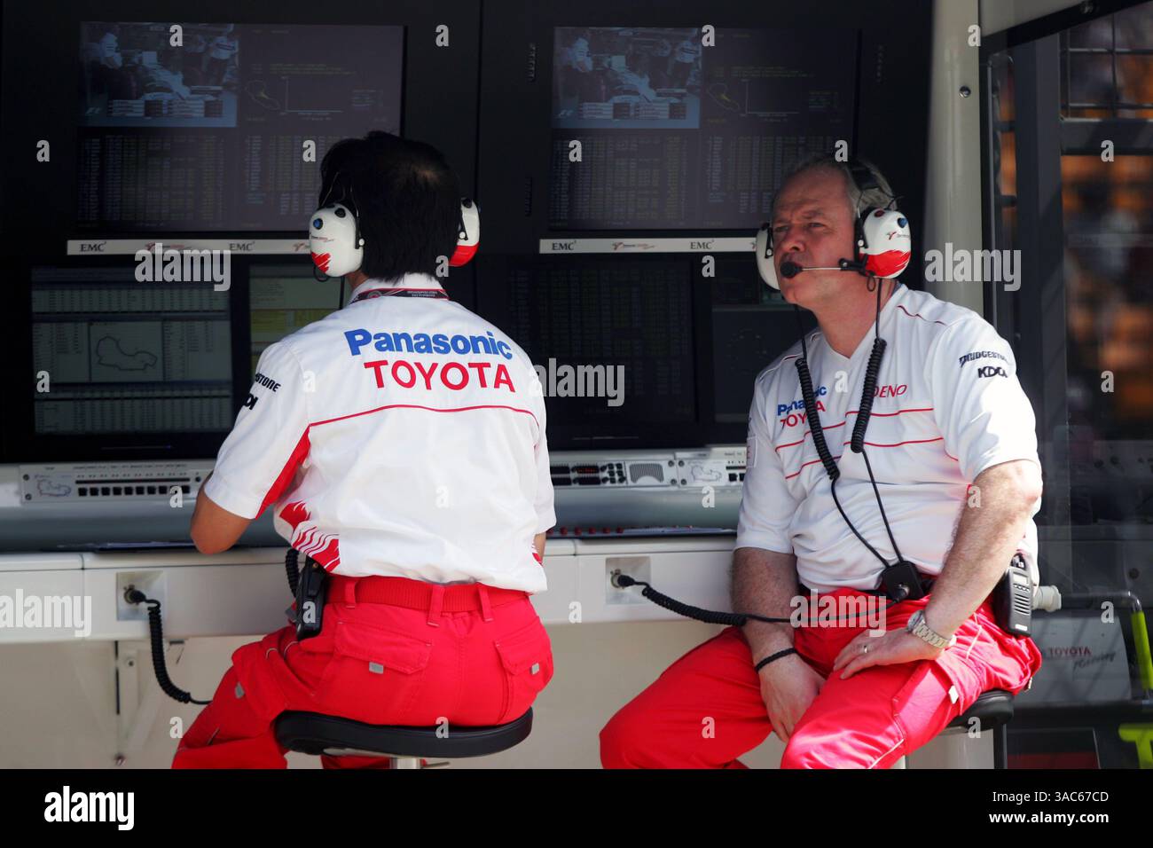 Richard Cregan (IRE) Toyota General Manager F1 Operations (Right ...