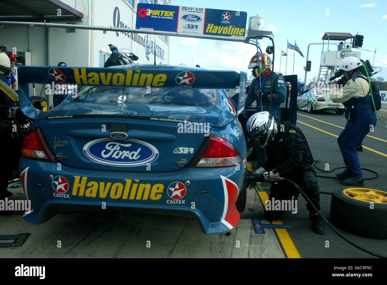 Race winners David Besnard (AUS) and Simon Wills (NZL) have a pit stop ...
