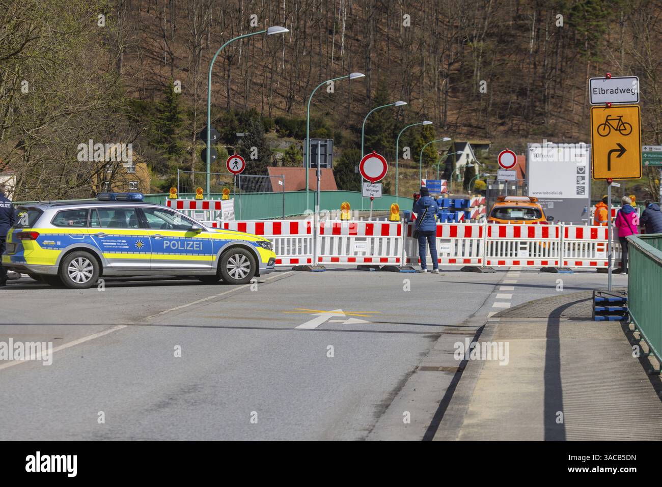 Load test on the closed Elbe bridge in Bad Schandau. The load-bearing ...