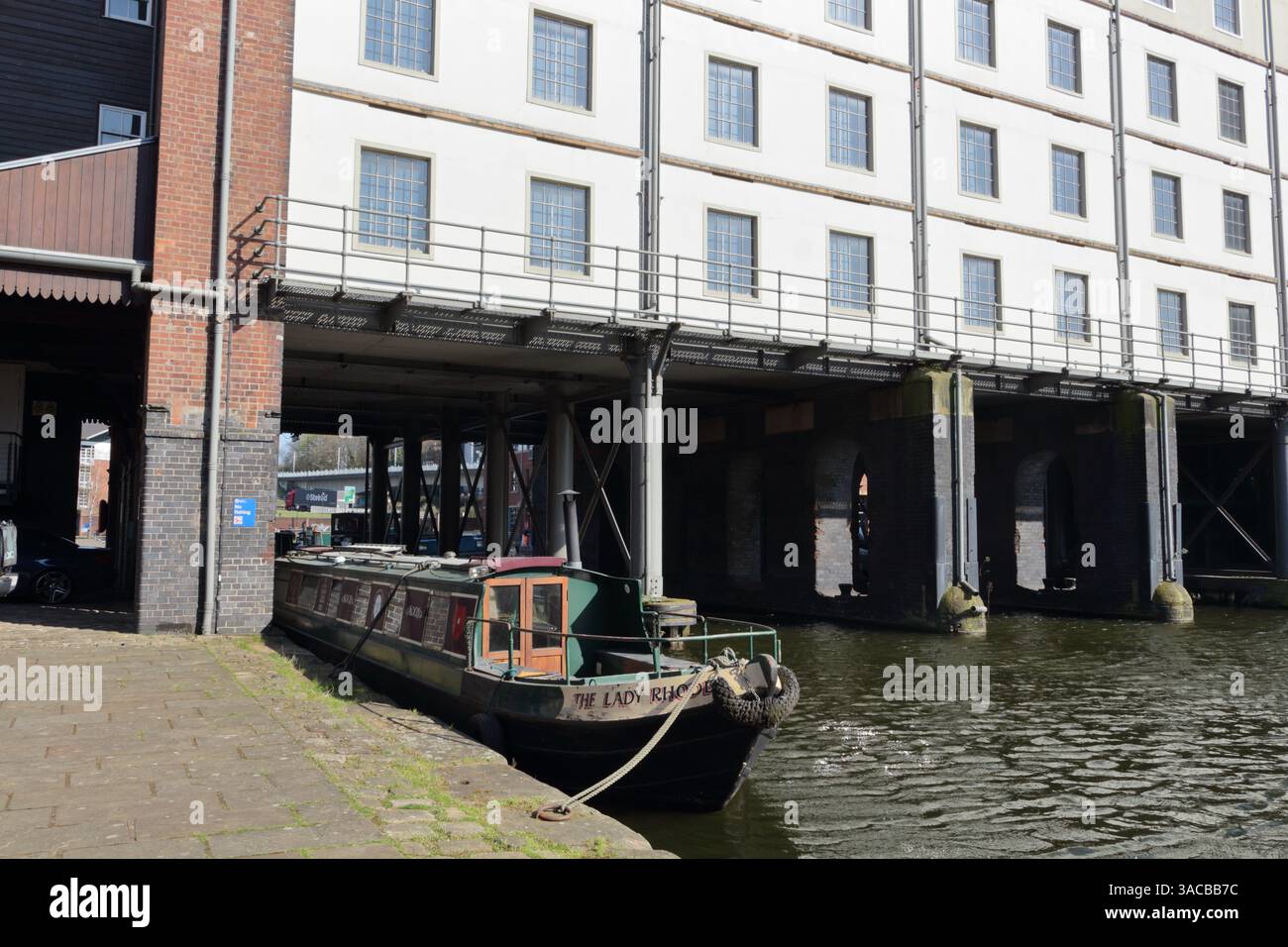 Narrow boats moored under Straddle warehouse, Sheffield canal wharf ...