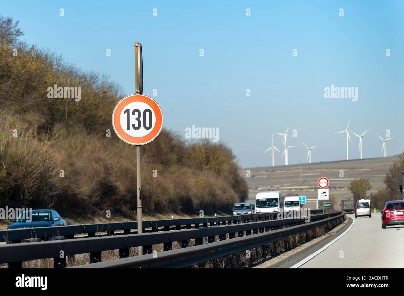 Geschwindkeitszeichen 130 km/h auf der Autobahn 61, Deutschland, BLF ...
