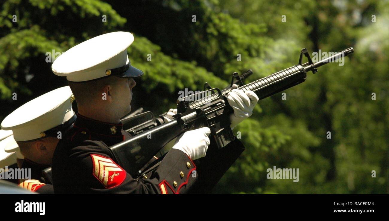 21 gun salute marines hi-res stock photography and images - Alamy