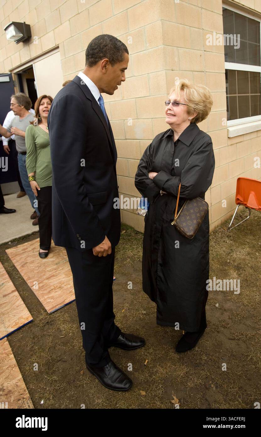Apr 01, 2008 - Dunmore, Pennsylvania, USA - Senator BARACK OBAMA chats ...