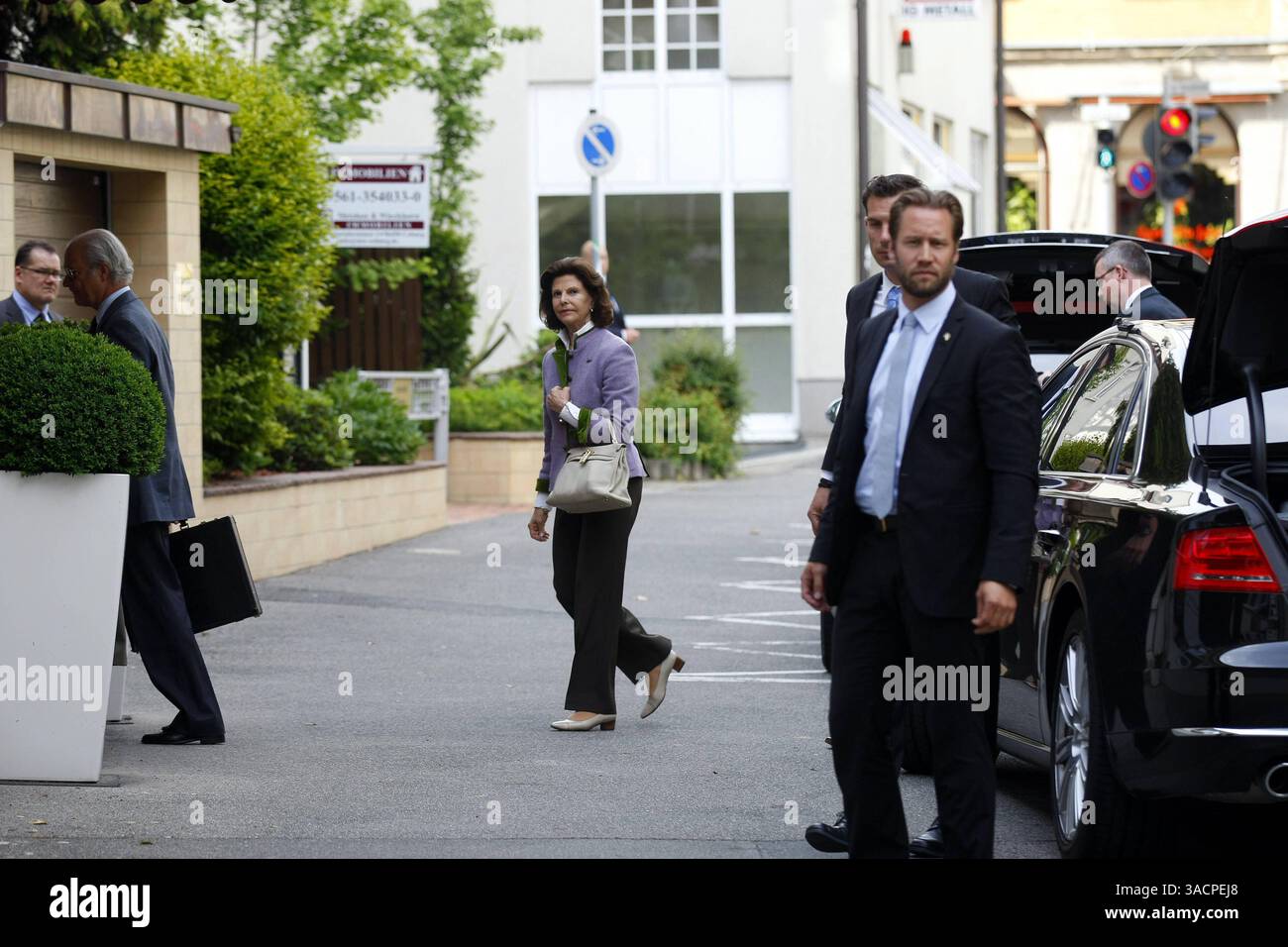 König aus Schweden zu Gast Coburg, 15.06.2013 Der Schwedische König Carl Gustav XVI. und Königin Silvia kommen im Hotel goldene Traube an. Danach fuhren sie zur 70. Geburtstagsfeier von Andreas Prinz von Sachsen-Coburg und Gotha auf Schloss Callenberg Thüringen Germany *** King from Sweden visits Coburg, 15 06 2013 The Swedish King Carl Gustav XVI and Queen Silvia arrive at the Hotel Goldene Traube They then traveled to the 70th birthday party of Andreas Prince of Saxe Coburg and Gotha at Callenberg Castle in Thuringia Germany Copyright: xMarioxGentzelx Stock Photo