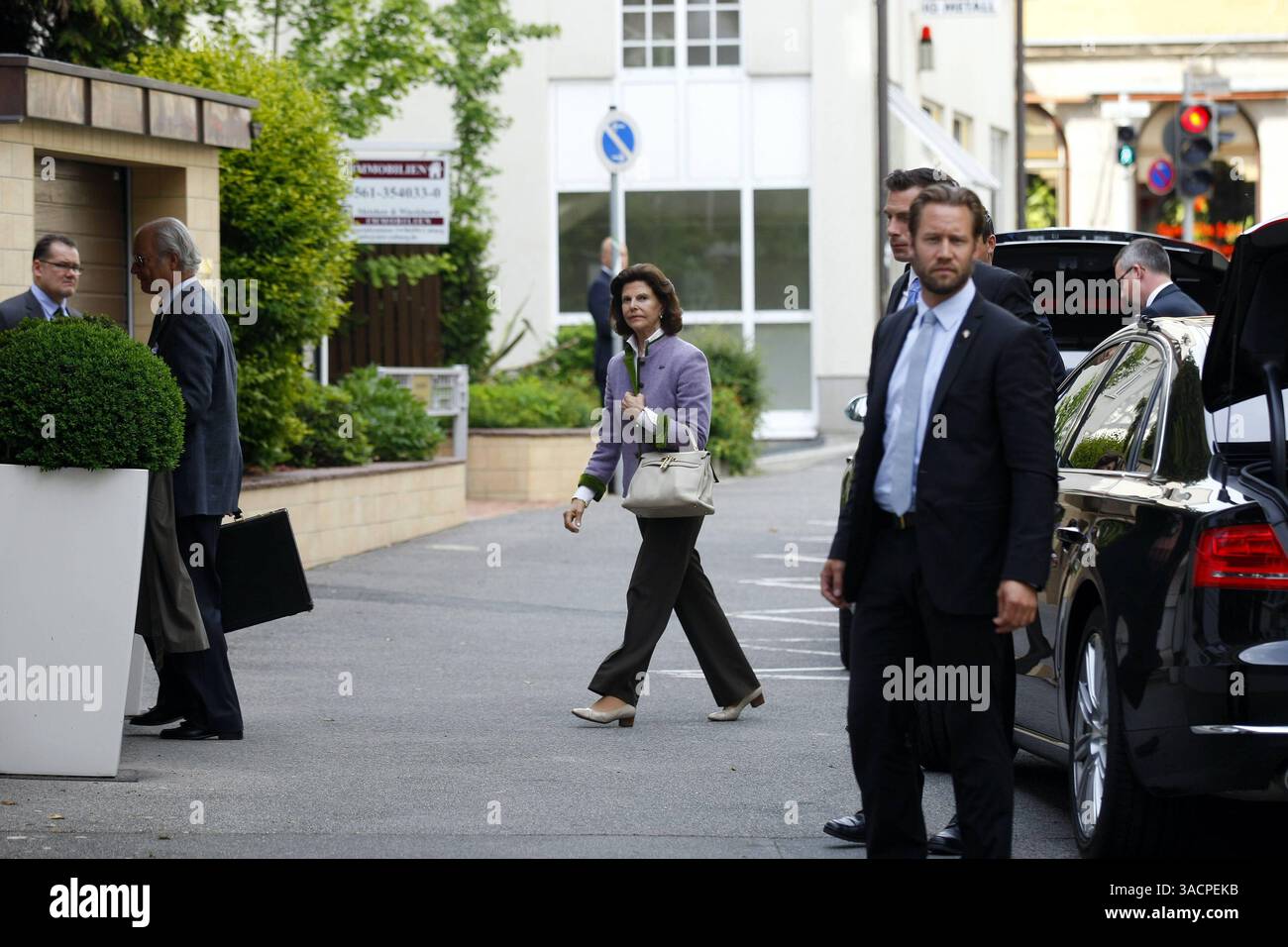 König aus Schweden zu Gast Coburg, 15.06.2013 Der Schwedische König Carl Gustav XVI. und Königin Silvia kommen im Hotel goldene Traube an. Danach fuhren sie zur 70. Geburtstagsfeier von Andreas Prinz von Sachsen-Coburg und Gotha auf Schloss Callenberg Thüringen Germany *** King from Sweden visits Coburg, 15 06 2013 The Swedish King Carl Gustav XVI and Queen Silvia arrive at the Hotel Goldene Traube They then traveled to the 70th birthday party of Andreas Prince of Saxe Coburg and Gotha at Callenberg Castle in Thuringia Germany Copyright: xMarioxGentzelx Stock Photo