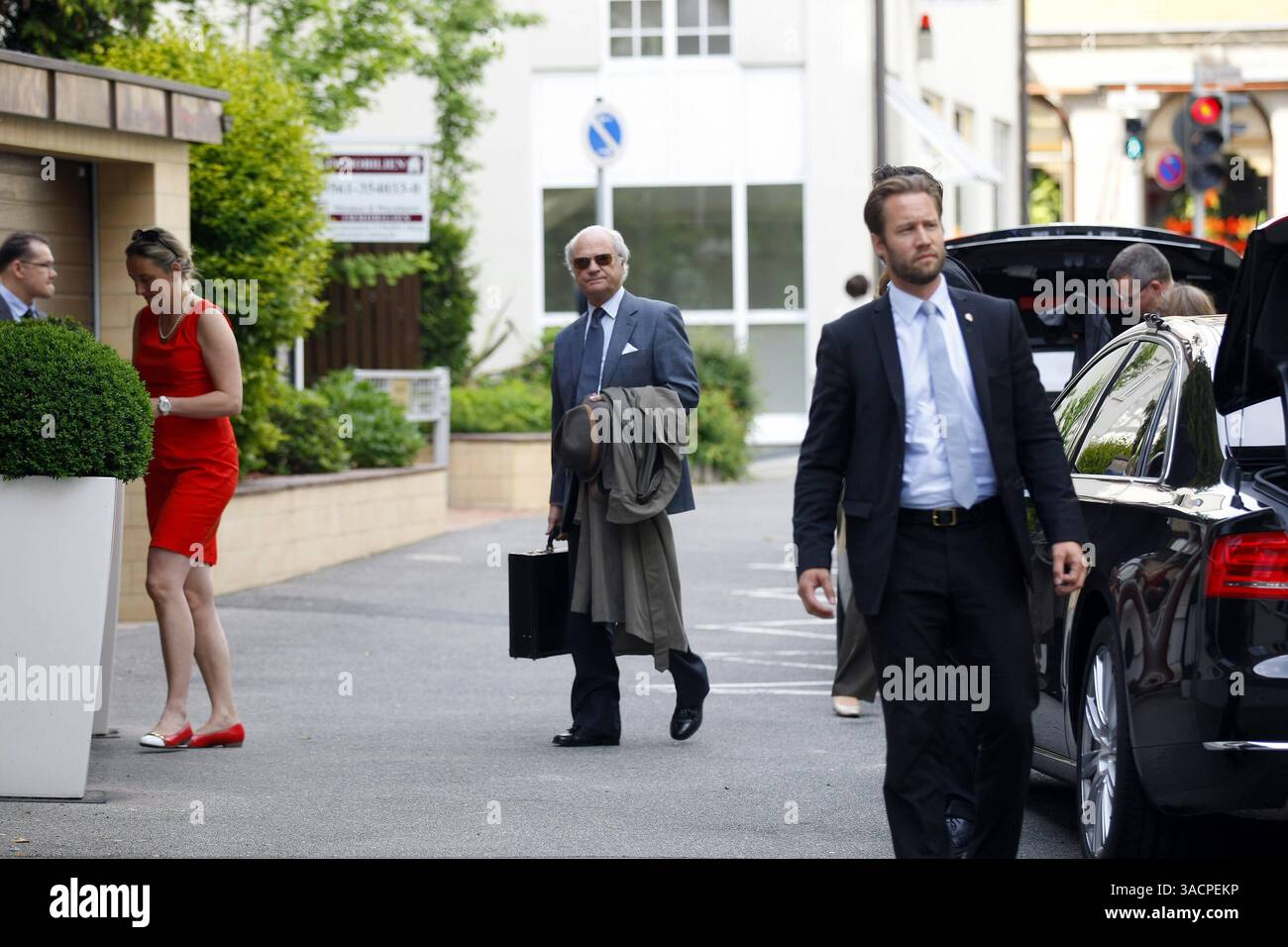 König aus Schweden zu Gast Coburg, 15.06.2013 Der Schwedische König Carl Gustav XVI. und Königin Silvia kommen im Hotel goldene Traube an. Danach fuhren sie zur 70. Geburtstagsfeier von Andreas Prinz von Sachsen-Coburg und Gotha auf Schloss Callenberg Thüringen Germany *** King from Sweden visits Coburg, 15 06 2013 The Swedish King Carl Gustav XVI and Queen Silvia arrive at the Hotel Goldene Traube They then traveled to the 70th birthday party of Andreas Prince of Saxe Coburg and Gotha at Callenberg Castle in Thuringia Germany Copyright: xMarioxGentzelx Stock Photo