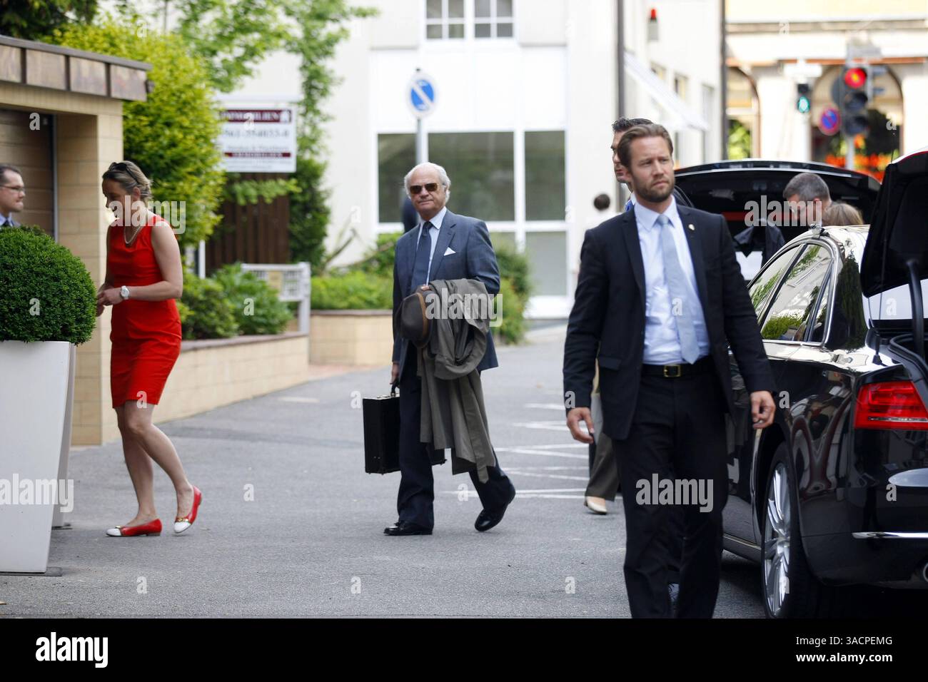 König aus Schweden zu Gast Coburg, 15.06.2013 Der Schwedische König Carl Gustav XVI. und Königin Silvia kommen im Hotel goldene Traube an. Danach fuhren sie zur 70. Geburtstagsfeier von Andreas Prinz von Sachsen-Coburg und Gotha auf Schloss Callenberg Thüringen Germany *** King from Sweden visits Coburg, 15 06 2013 The Swedish King Carl Gustav XVI and Queen Silvia arrive at the Hotel Goldene Traube They then traveled to the 70th birthday party of Andreas Prince of Saxe Coburg and Gotha at Callenberg Castle in Thuringia Germany Copyright: xMarioxGentzelx Stock Photo