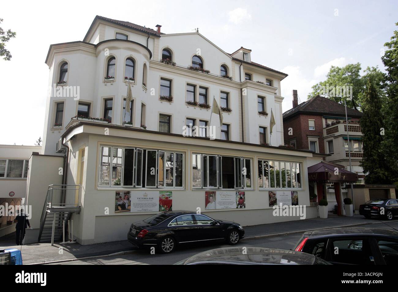 König aus Schweden zu Gast Coburg, 15.06.2013 Der Schwedische König Carl Gustav XVI. und Königin Silvia kommen im Hotel goldene Traube an. Danach fuhren sie zur 70. Geburtstagsfeier von Andreas Prinz von Sachsen-Coburg und Gotha auf Schloss Callenberg Thüringen Germany *** King from Sweden visits Coburg, 15 06 2013 The Swedish King Carl Gustav XVI and Queen Silvia arrive at the Hotel Goldene Traube They then traveled to the 70th birthday party of Andreas Prince of Saxe Coburg and Gotha at Callenberg Castle in Thuringia Germany Copyright: xMarioxGentzelx Stock Photo
