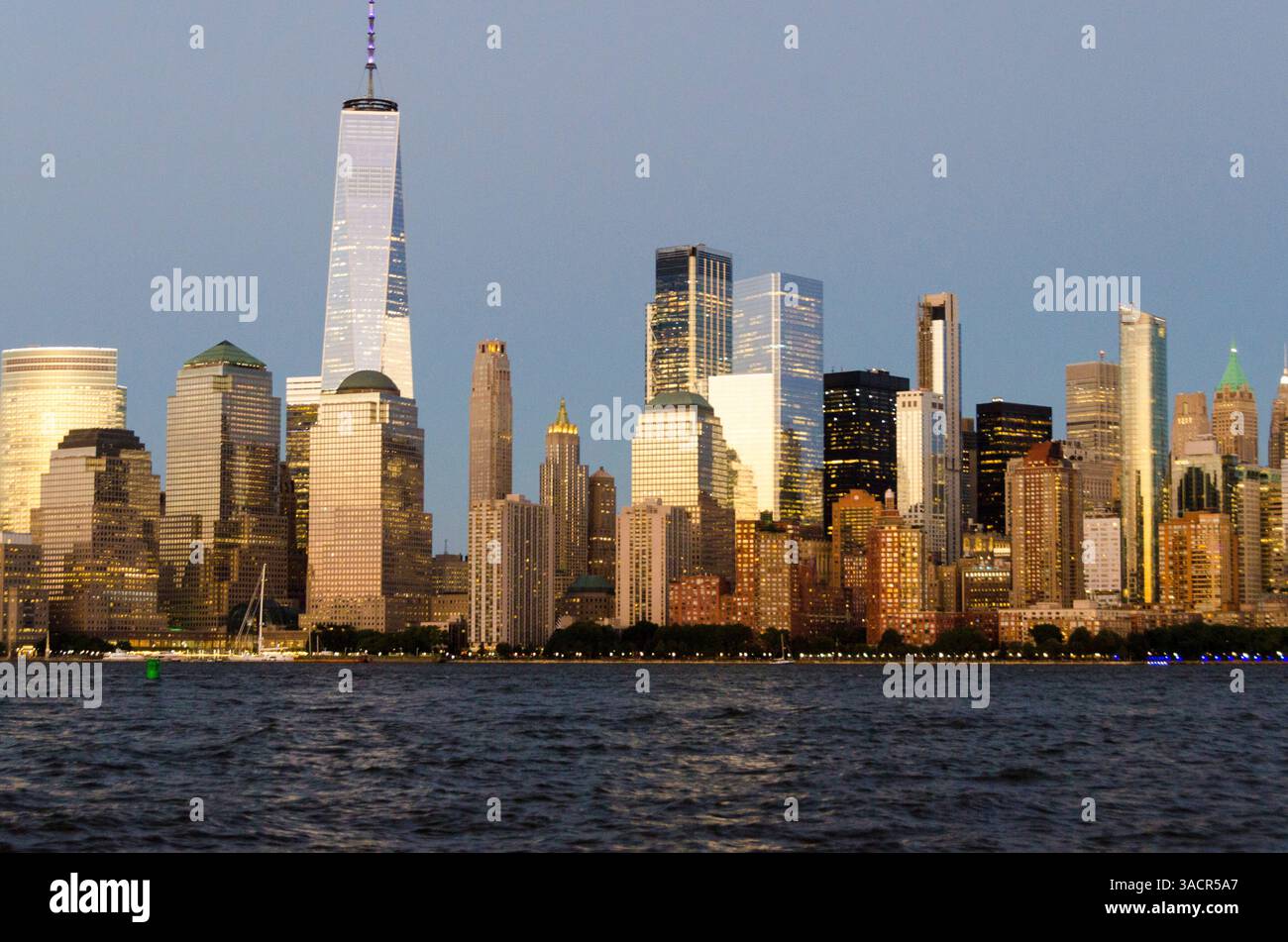 Manhattan skyline dusk hi-res stock photography and images - Alamy