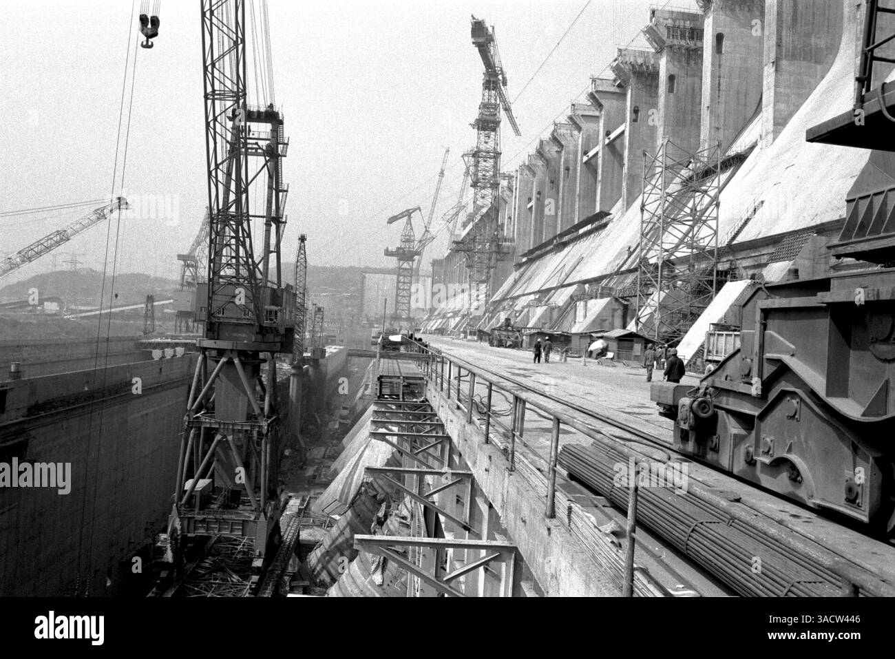 Oct 16, 2002; Yangtze River, CHINA; The Three Gorges Dam project, the largest hydroelectric dam in the world, nearing completion in central China on the Yangtze river, will result in the creation of a giant reservoir lake and immerse hundreds of ancient towns, villages and major archaeological sites, as well as displacing up to 2 million people. Pictured: View of dam and power plant.   (Credit Image: Jeffrey A. Austin/ZUMAPRESS.com) Stock Photo