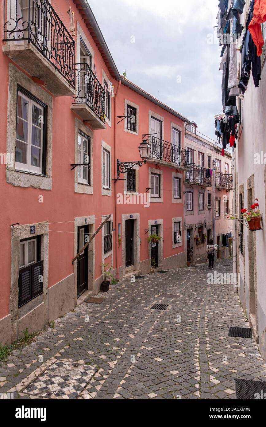 A narrow alleyway in the historic Castelo district in Lisbon, Portugal Stock Photo