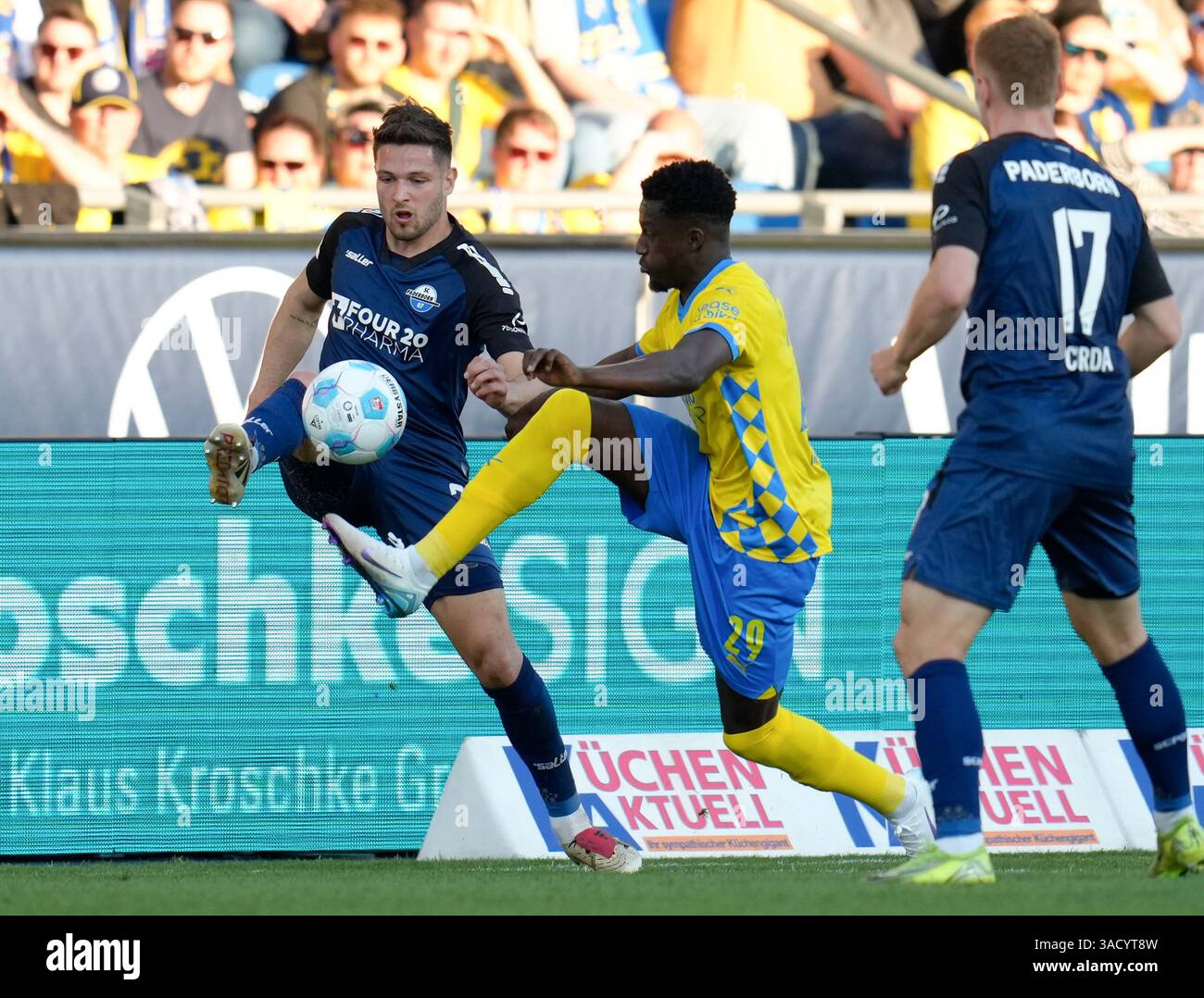 Marcel Hoffmeier (SC Paderborn 07, #33) gegen Richmond Tachie ...