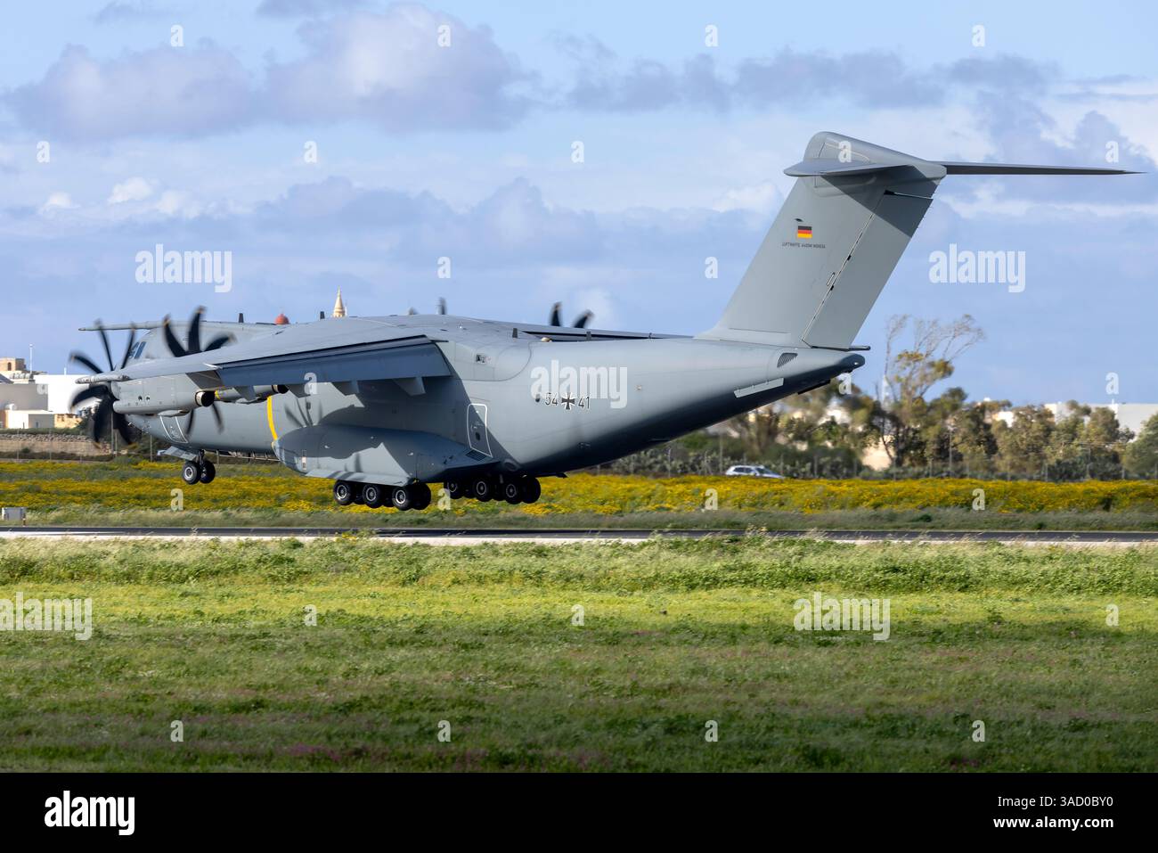 German Air Force (Luftwaffe) Airbus A400M Atlas (REG: 5441) landing ...
