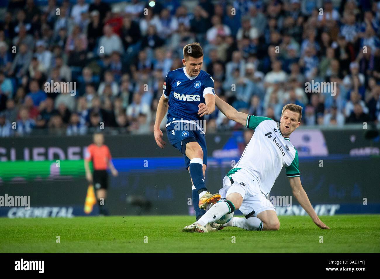 Marvin Wanitzek (Karlsruher SC, #10) im Zweikampf mit Fabian Kunze ...