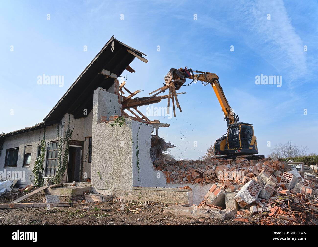 Germany, Bavaria, Upper Bavaria, Neuötting, demolition of a detached ...