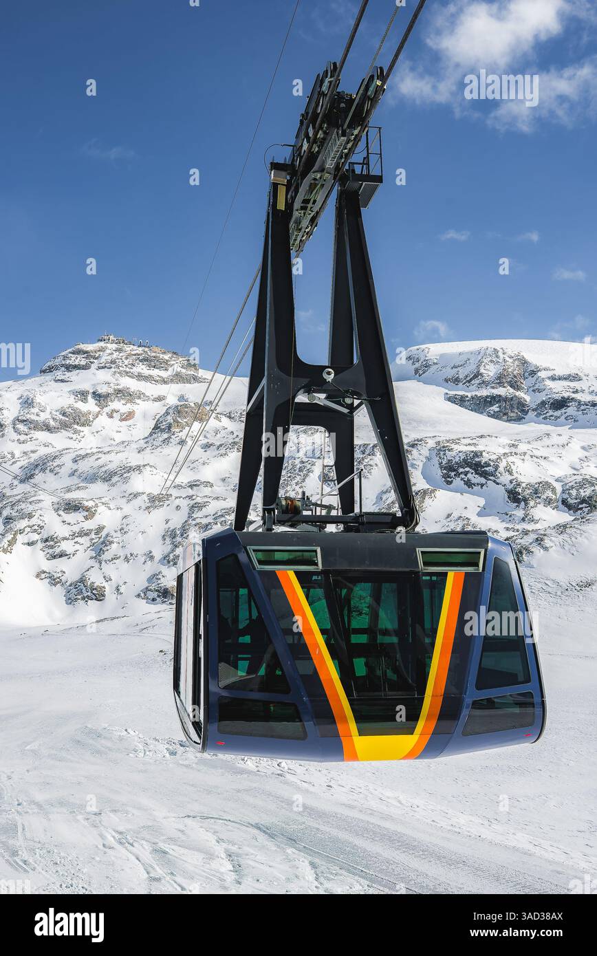 Gondola lift system hi-res stock photography and images - Alamy