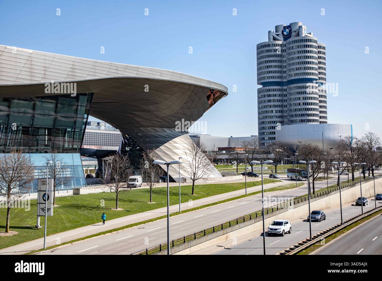 München, Deutschland 03. April 2025: Im Bild: Blick auf den Petuelring und auf die BMW-Welt mit der Firmenzentrale vom Autohersteller, Automobilhersteller BMW mit dem Wahrzeichen dem Vierzylinder. Bayern *** Munich, Germany 03 April 2025 In the picture view of the Petuelring and the BMW Welt with the company headquarters of the car manufacturer, car manufacturer BMW with the landmark of the four-cylinder Bavaria Copyright: xFotostandx/xFritschx Stock Photo