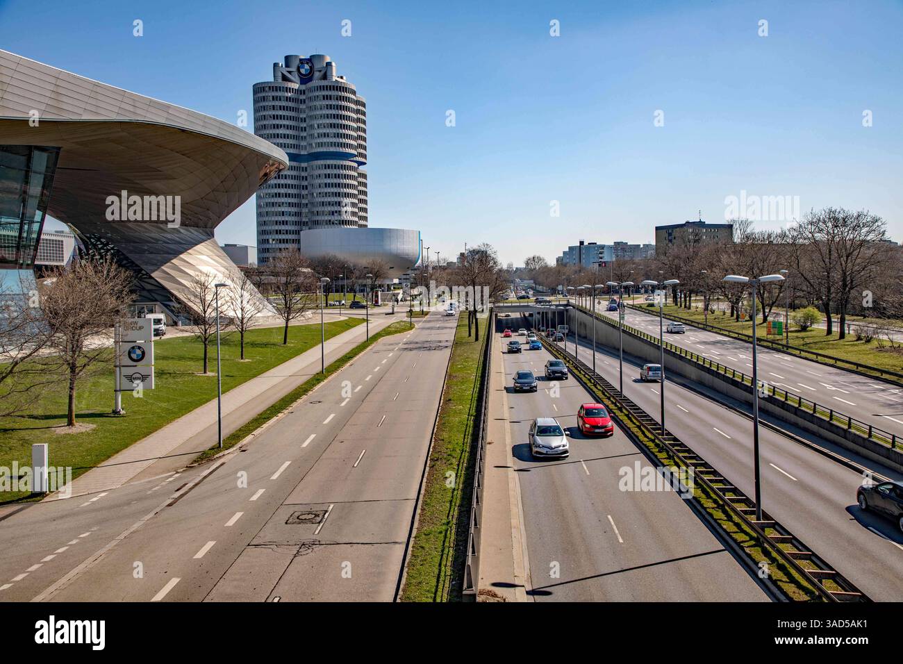 München, Deutschland 03. April 2025: Im Bild: Blick auf den Petuelring und auf die BMW-Welt mit der Firmenzentrale vom Autohersteller, Automobilhersteller BMW mit dem Wahrzeichen dem Vierzylinder. Bayern *** Munich, Germany 03 April 2025 In the picture view of the Petuelring and the BMW Welt with the company headquarters of the car manufacturer, car manufacturer BMW with the landmark of the four-cylinder Bavaria Copyright: xFotostandx/xFritschx Stock Photo