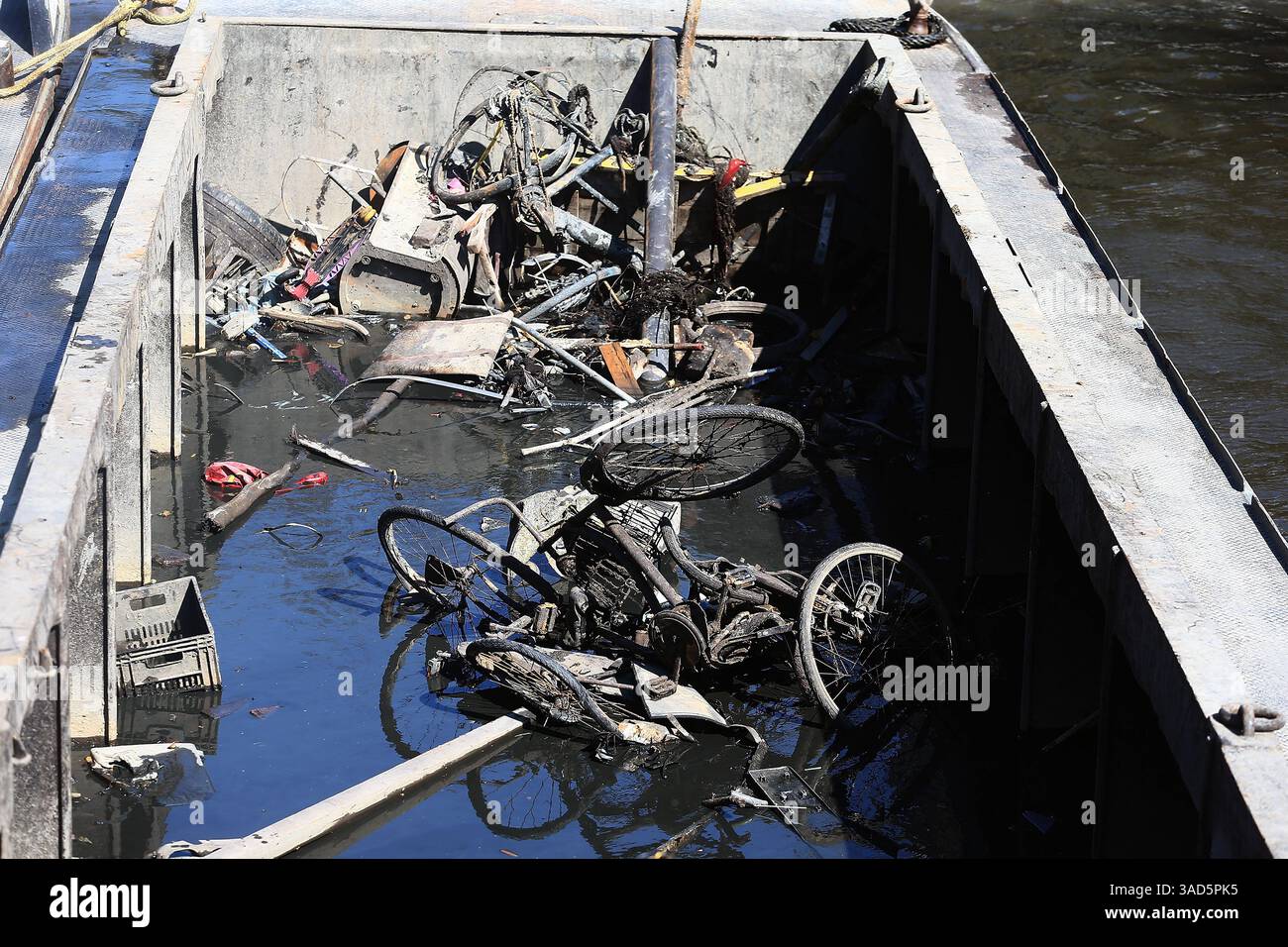03.04.2025 xsvx, Amsterdam, Grachten Reinigung mit einem Kran werden ...