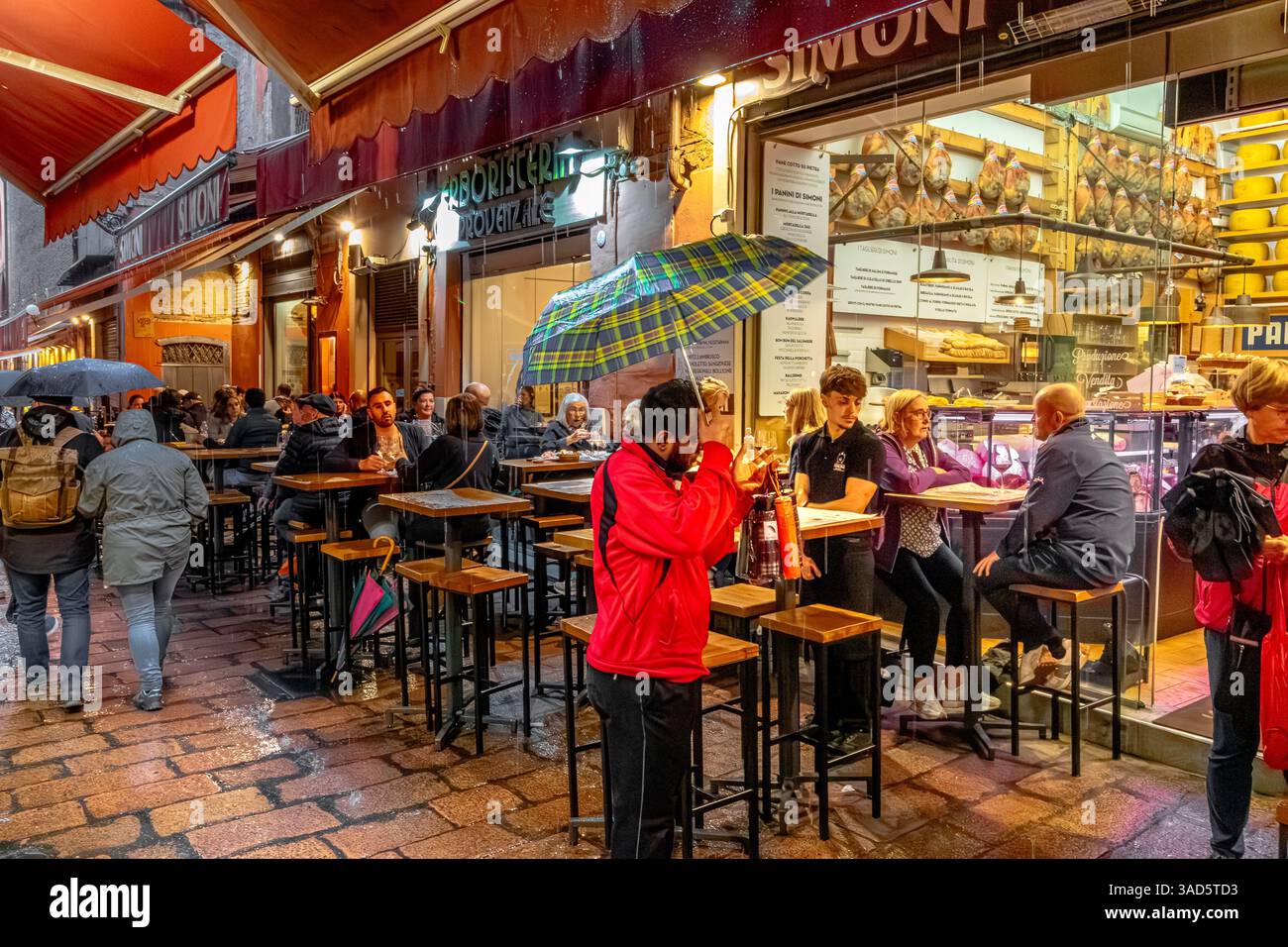 Bologna street restaurant hi-res stock photography and images - Page 2 -  Alamy, image size:1300x956