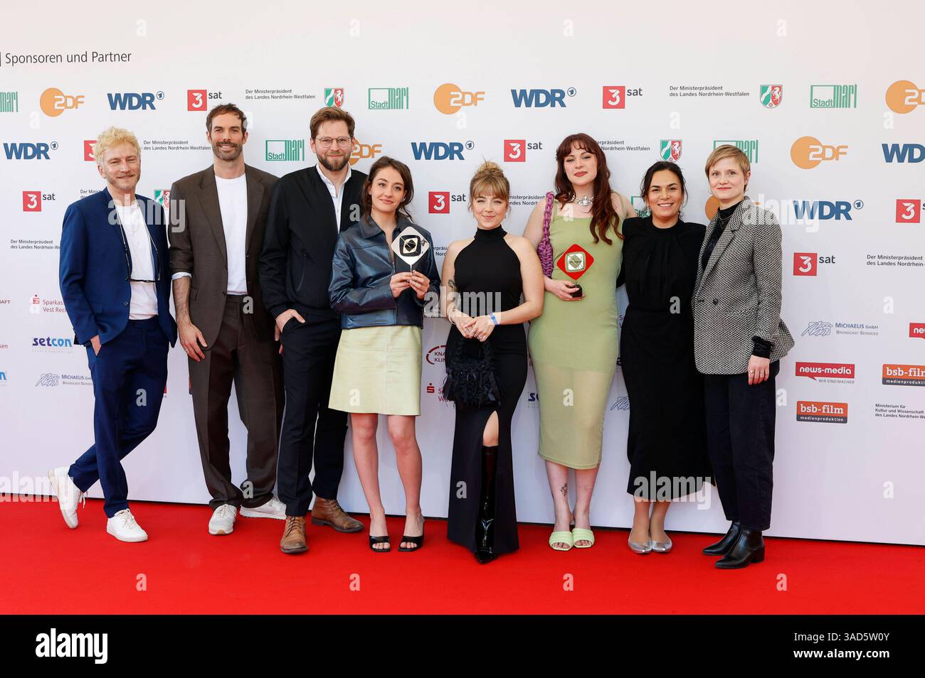 Marie Bloching, Elsa van Damke und Jana Forkel mit dem Team von ...