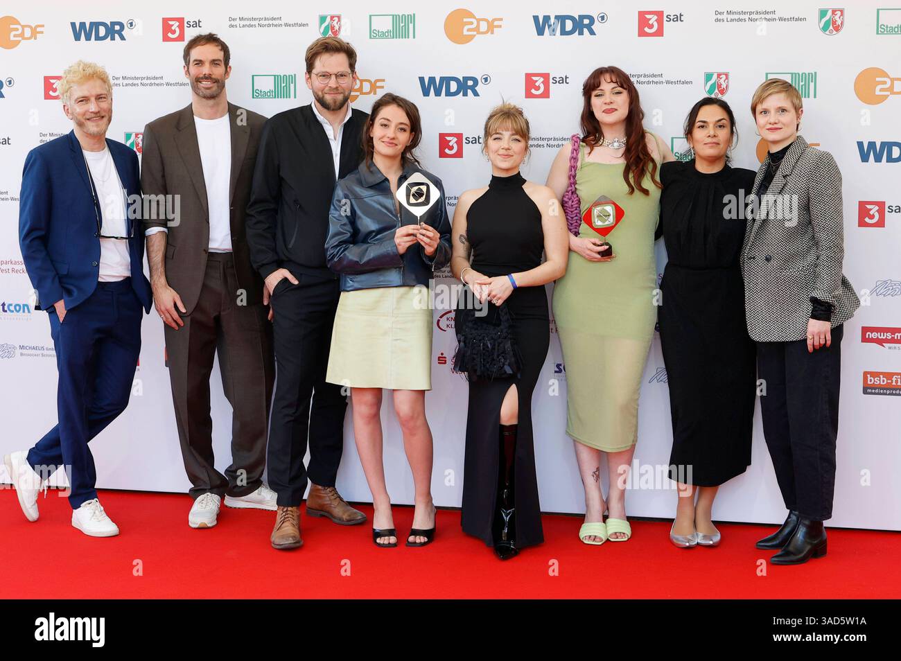 Marie Bloching, Elsa van Damke und Jana Forkel mit dem Team von ...