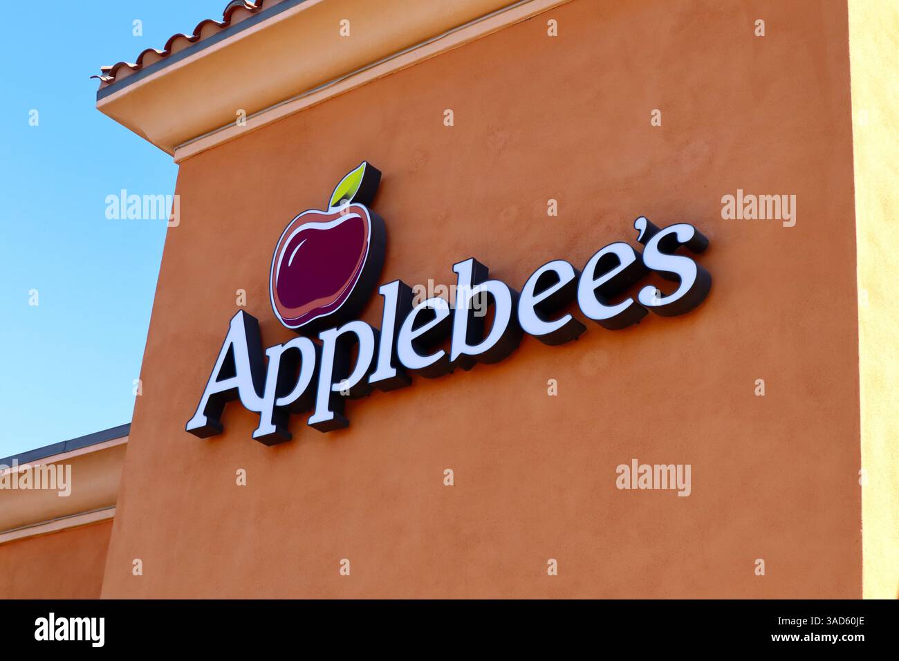 Exterior view of Applebee’s Neighborhood Grill & Bar restaurant Stock ...