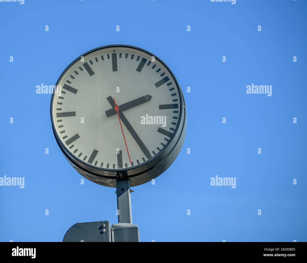 Pole mounted clock hi-res stock photography and images - Alamy