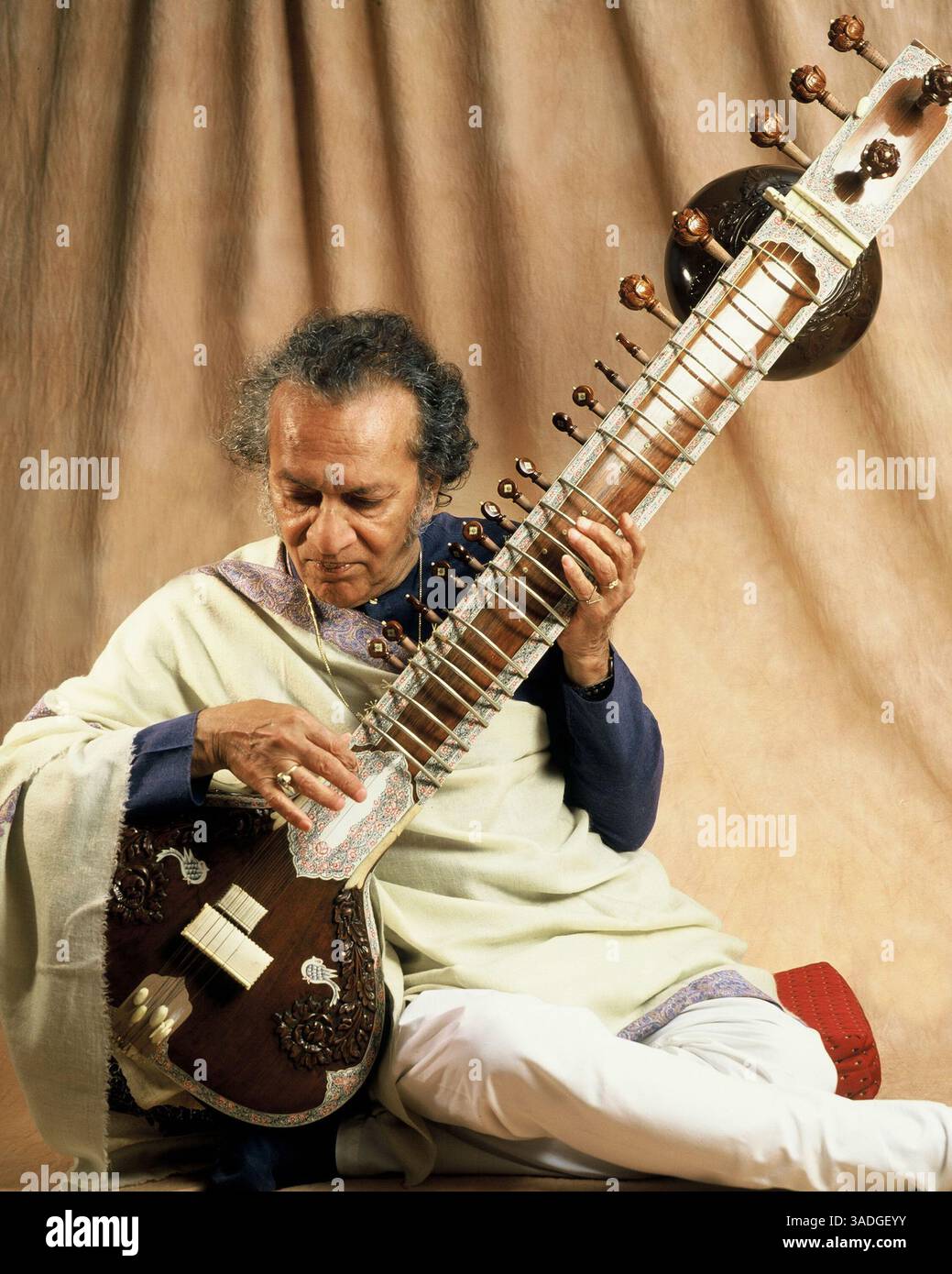 Ravi shankar george harrison hi-res stock photography and images