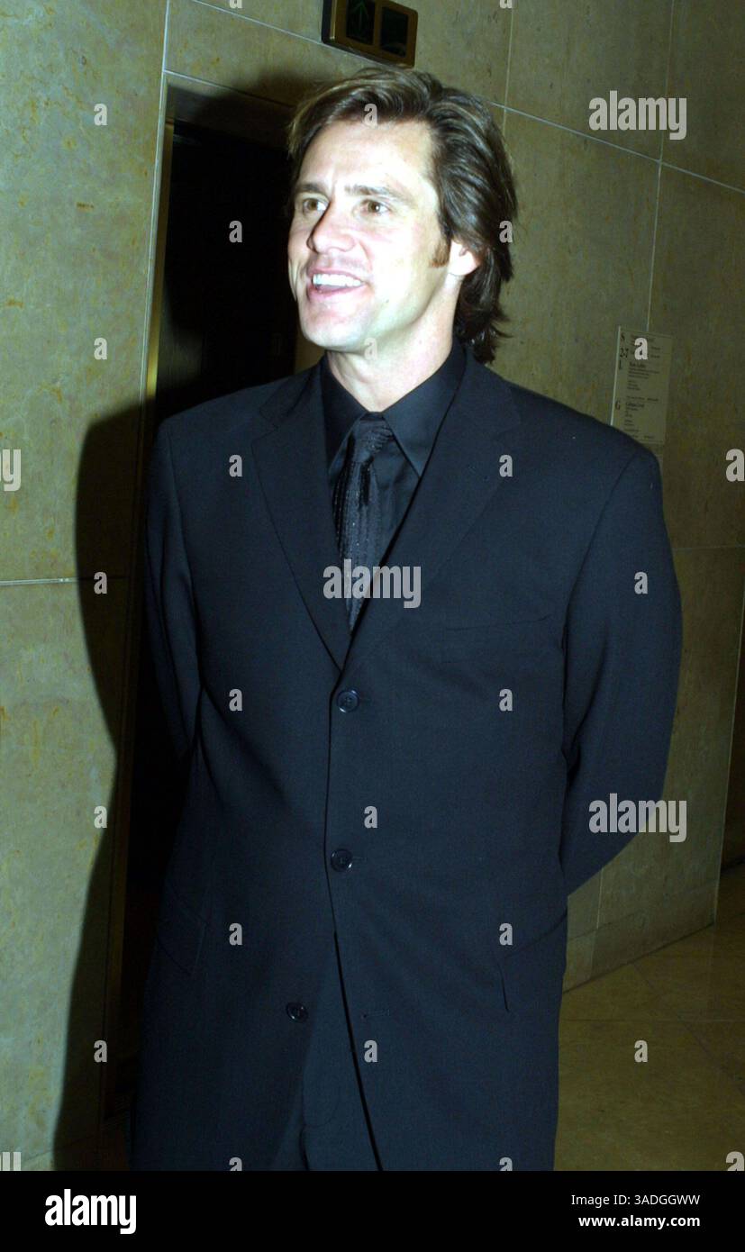 Mar 07, 2002; Beverly Hills, California, USA; Actor JIM CARREY leaving ...