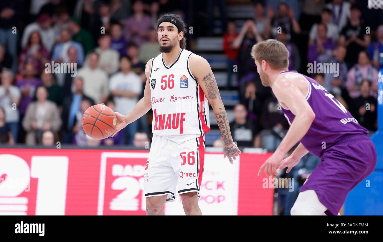 Im Bild: v.li. Jhivvan Jackson (Wuerzburg Baskets, 56) gegen Mathis ...