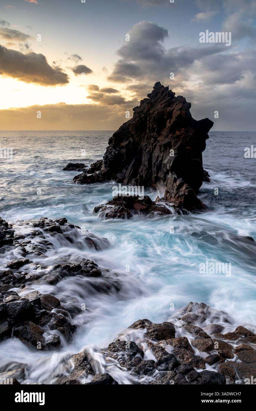 Daybreak black rock island hi-res stock photography and images - Alamy