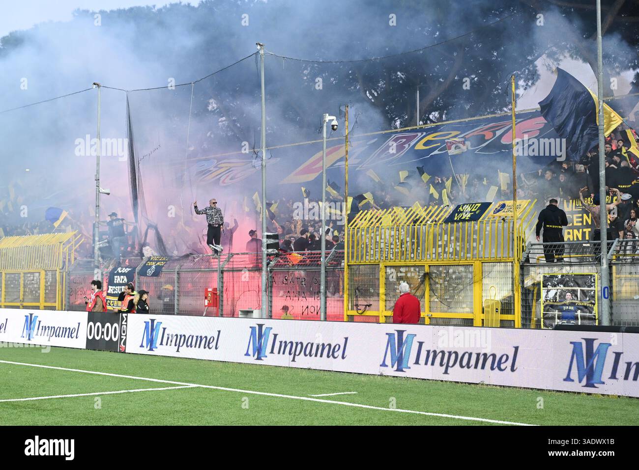 Castellamare di Stabia, Italy. 05th Apr, 2025. Supporters of SS Juve Stabia during the Serie B match between SS Juve Stabia and US Salernitana at Stadio Romeo Menti, Castellammare di Stabia, Italy on April 5, 2025. Credit: Nicola Ianuale/Alamy Live News Stock Photo