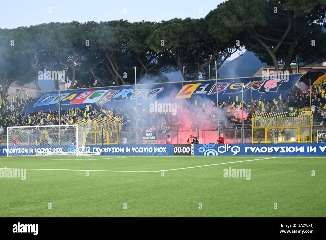 Castellamare di Stabia, Italy. 05th Apr, 2025. Supporters of SS Juve Stabia during the Serie B match between SS Juve Stabia and US Salernitana at Stadio Romeo Menti, Castellammare di Stabia, Italy on April 5, 2025. Credit: Nicola Ianuale/Alamy Live News Stock Photo