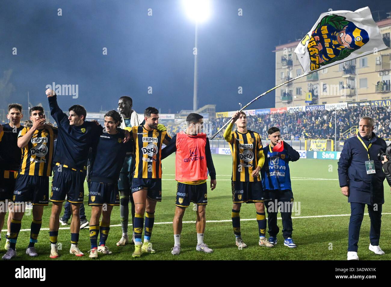 Castellamare di Stabia, Italy. 05th Apr, 2025. SS Juve Stabia players celebrate the victory in the Serie B match between SS Juve Stabia and US Salernitana at Stadio Romeo Menti, Castellammare di Stabia, Italy on April 5, 2025. Credit: Nicola Ianuale/Alamy Live News Stock Photo